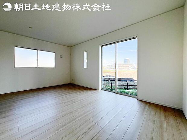 【リビング】開口部からたくさんの採光が望める快適空間となりご家族が集まりやすいリビングです。