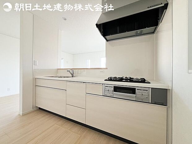 【キッチン】明るく開放感があるキッチンはリビングが見渡せる対面キッチンを採用。いつでもご家族を感じながらお料理できます。