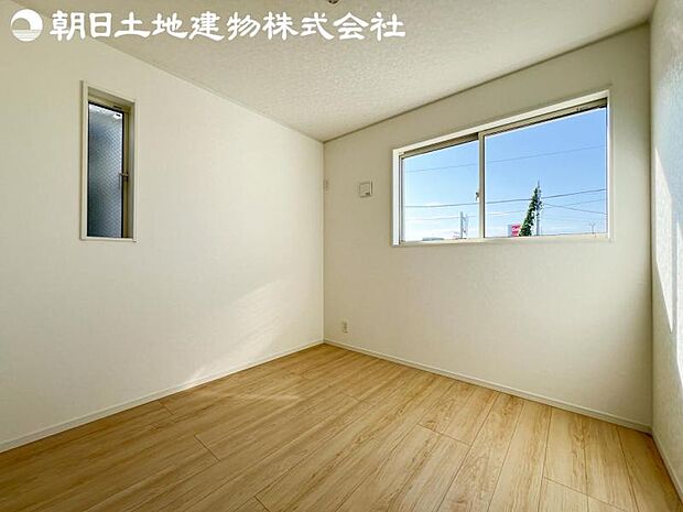 【洋室】2面より光を取り込み明るいお部屋となっております。