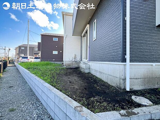 【庭スペース】ゆったりとしたお庭先は日当たりを確保するのにも大事なスペースです。