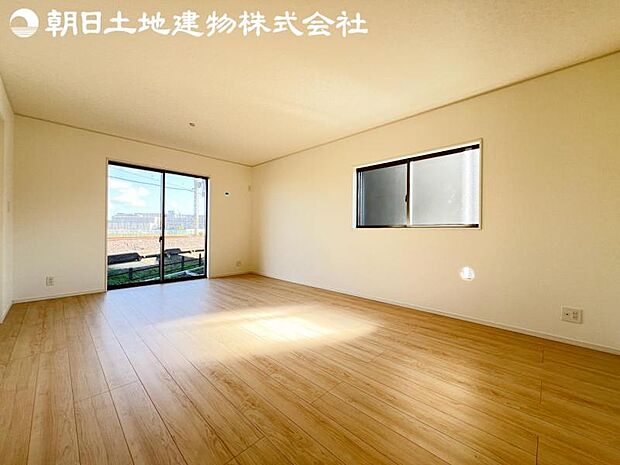 【リビング】開口部からたくさんの採光が望める快適空間となりご家族が集まりやすいリビングです。