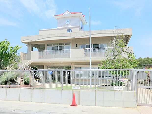【あゆのこ保育園】962m 社会福祉法人湘北福祉会が運営する私立の保育園です。朝7時から夜8時までお子様を預けられる事ができます。