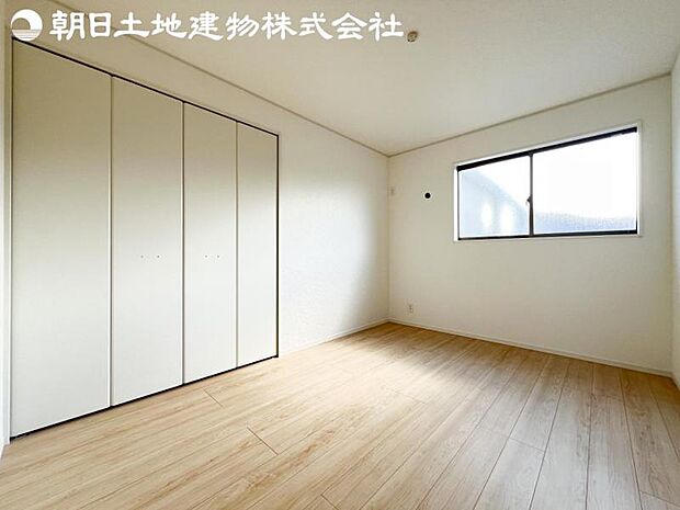 【洋室】開口部いっぱいから取り入れた柔らかな日差しとフローリングの色味が調和し快適空間を演出します。