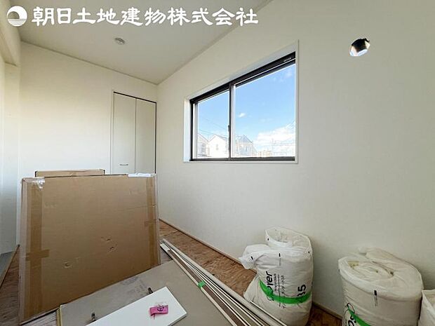 【洋室】道行く人の視線を気にせず暮らせる安心感。そして窓から見える空がさらなる解放感を演出します。
