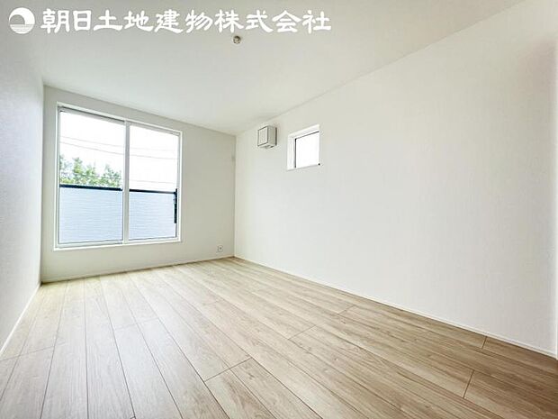 【洋室】開口部いっぱいから取り入れた柔らかな日差しとフローリングの色味が調和し快適空間を演出します。