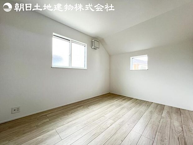 【洋室】2面より光を取り込み明るいお部屋となっております。