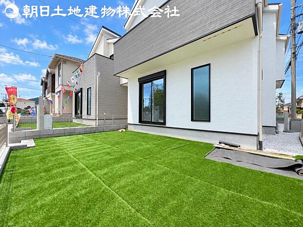 【庭】ゆったりとしたお庭先は日当たりを確保するのにも大事なスペースです。