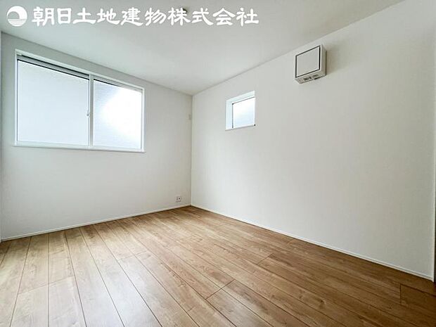 【洋室】2面より光を取り込み明るいお部屋となっております。