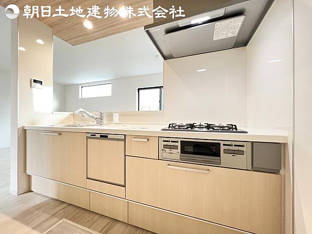 【キッチン】明るく開放感があるキッチンはリビングが見渡せる対面キッチンを採用。いつでもご家族を感じながらお料理できます。