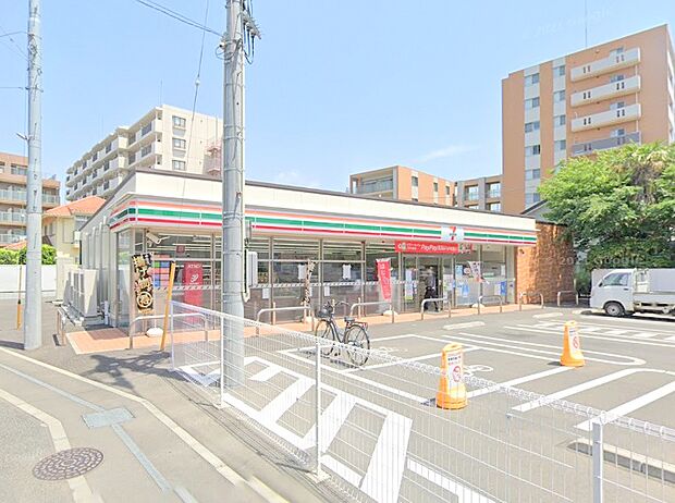 【 セブンイレブン 座間相武台前店】273m 駐車場が広く便利です。お店もきれいで利用しやすいです。