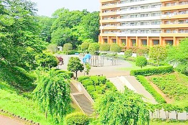 【かにが沢公園】1609m 春は桜の見応えがあります。大型遊具もありお子様連れに最適です。車場・トイレ・自販機・アイスも完備です。