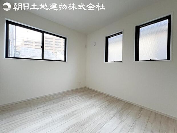 【洋室】2面より光を取り込み明るいお部屋となっております。