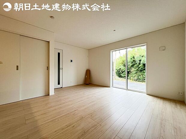 【リビング】開口部からたくさんの採光が望める快適空間となりご家族が集まりやすいリビングです。