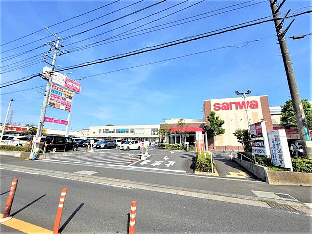 【スーパー三和アメリア三和寒川店】815ｍ　野菜や肉など全体的に安く買えます。冷凍食品も充実しているので他で見ないようなものもあります。