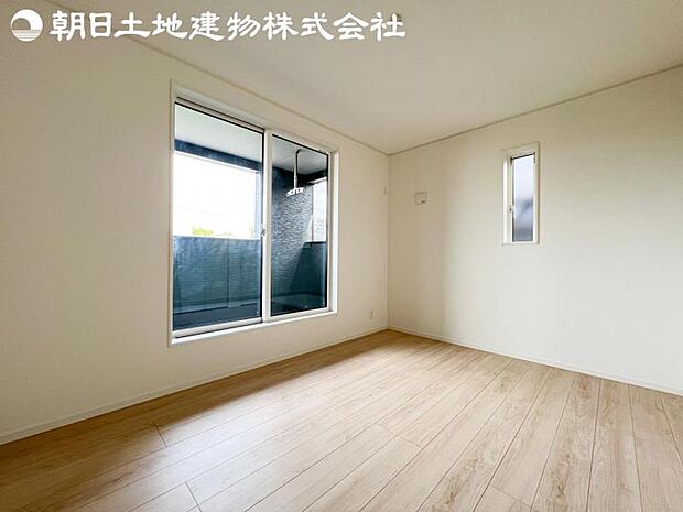 【洋室】開口部いっぱいから取り入れた柔らかな日差しとフローリングの色味が調和し快適空間を演出します。