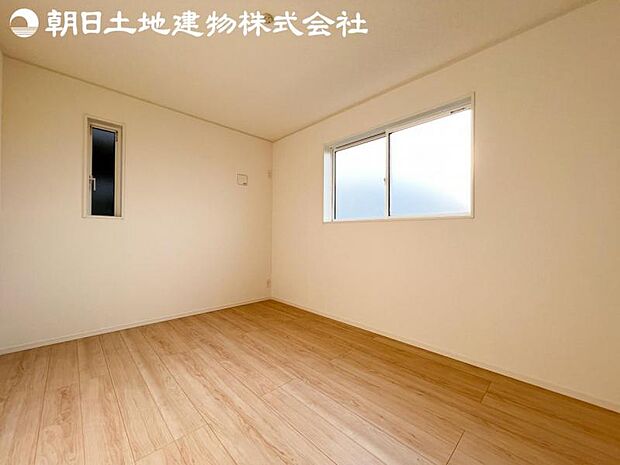 【洋室】道行く人の視線を気にせず暮らせる安心感。そして窓から見える空がさらなる解放感を演出します。