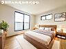 室内：【寝室】開口部いっぱいから取り入れた柔らかな日差しとフローリングの色味が調和し快適空間を演出します。※家具等はCG合成です。