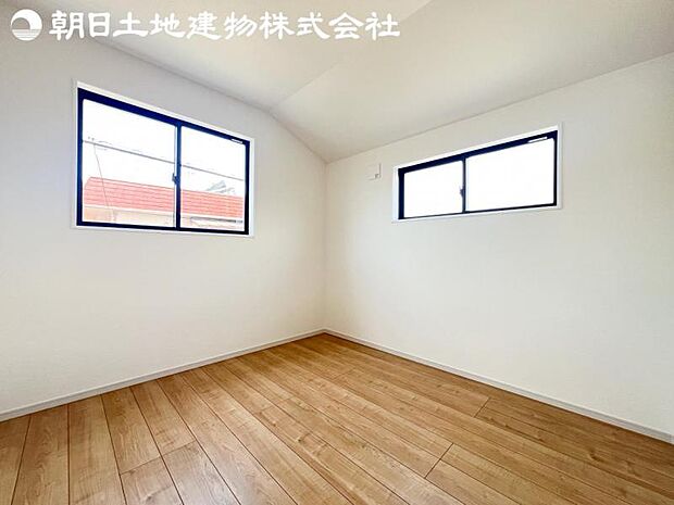 【洋室】2面より光を取り込み明るいお部屋となっております。