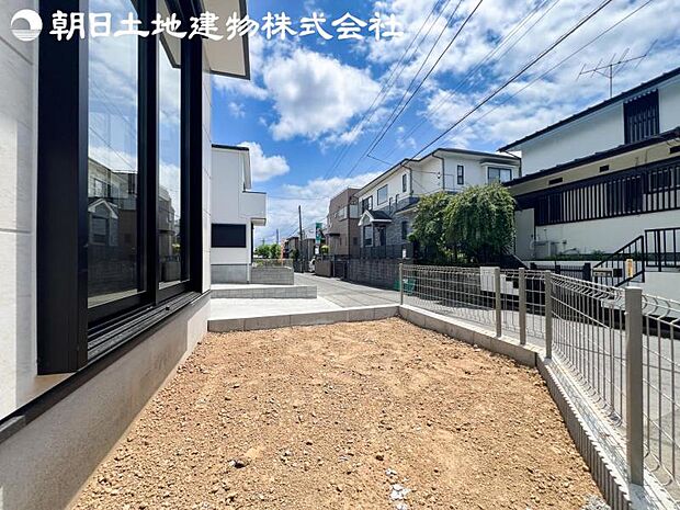 【庭スペース】ゆったりとしたお庭先は日当たりを確保するのにも大事なスペースです。