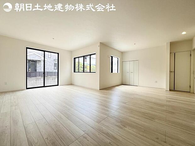 【リビング】静寂も喧騒も楽しめるご家族のお気に入りの大空間。いつまでもその場にいたくなる心地よさがご家族を繋げます。