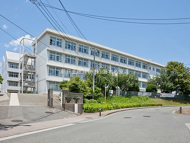 【綾瀬市立城山中学校】1200m 城山公園など自然豊かな公園があります。先生方の対応も良いし、教育や部活動も力を入れています。地域の方との連携も取れているので安心できます。