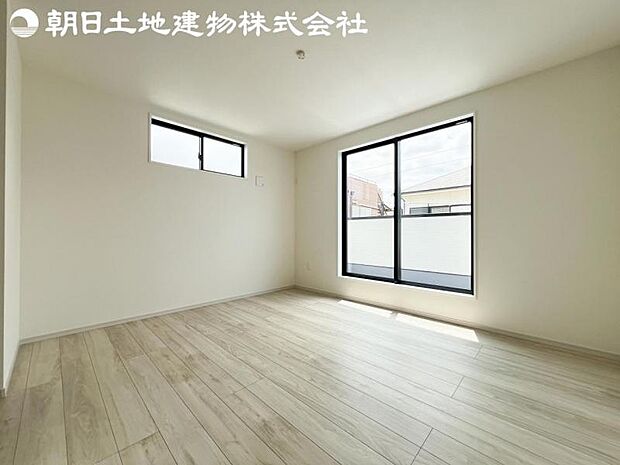 【寝室】開口部いっぱいから取り入れた柔らかな日差しとフローリングの色味が調和し快適空間を演出します。