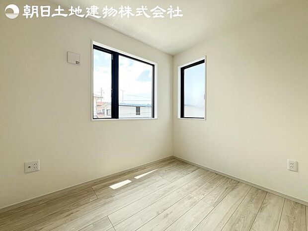 【洋室】2面より光を取り込み明るいお部屋となっております。