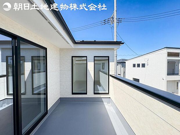 【バルコニー】日当りよく、心地良い風に吹かれてホッと一息ついてください。