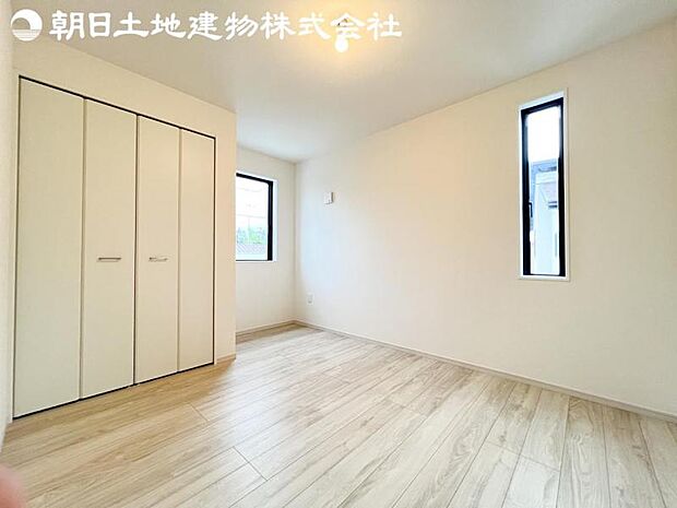 【洋室】開口部いっぱいから取り入れた柔らかな日差しとフローリングの色味が調和し快適空間を演出します。