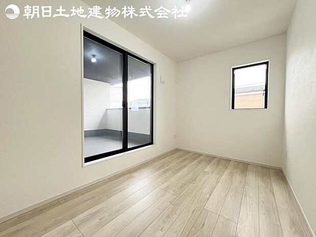 【洋室】開口部いっぱいから取り入れた柔らかな日差しとフローリングの色味が調和し快適空間を演出します。