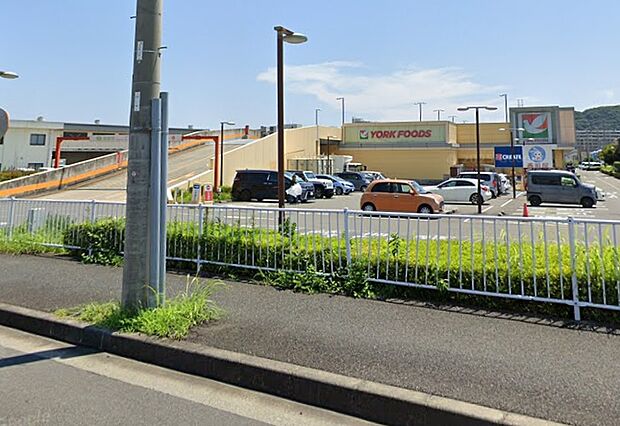 【ヨークフーズ中原店】580m 駐車場も広く来店しやすいお店です。