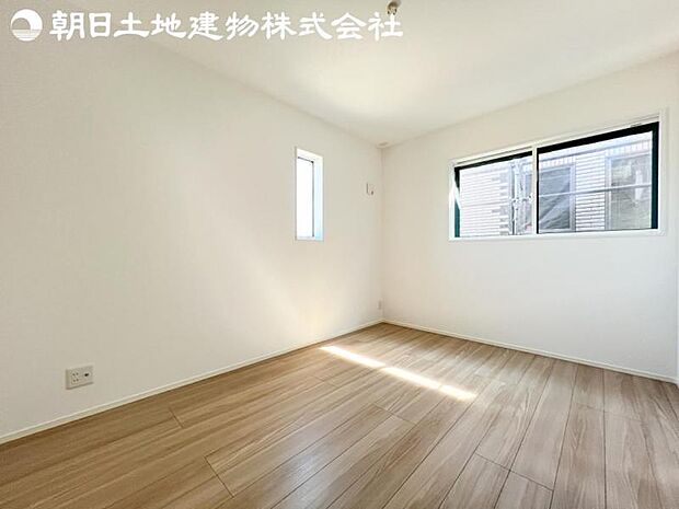 【洋室】2面より光を取り込み明るいお部屋となっております。