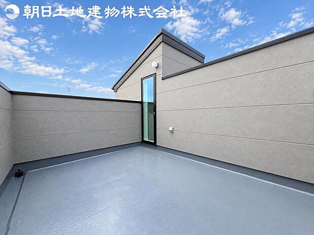 【バルコニー】スカイバルコニー付です。見晴らしは時間や時期によって様々な表情をみせてくれますので飽きません。