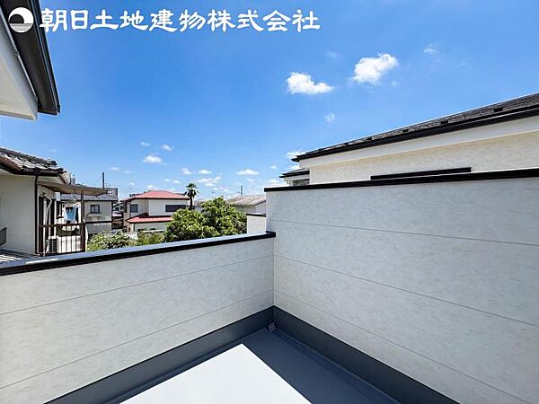 【バルコニー】日当りよく、心地良い風に吹かれてホッと一息ついてください。