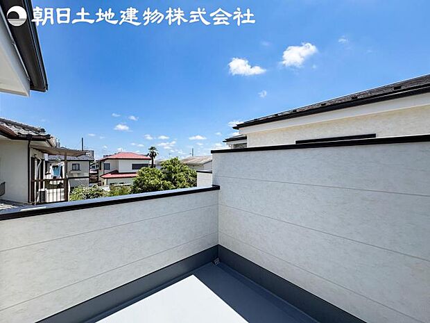 【バルコニー】日当りよく、心地良い風に吹かれてホッと一息ついてください。