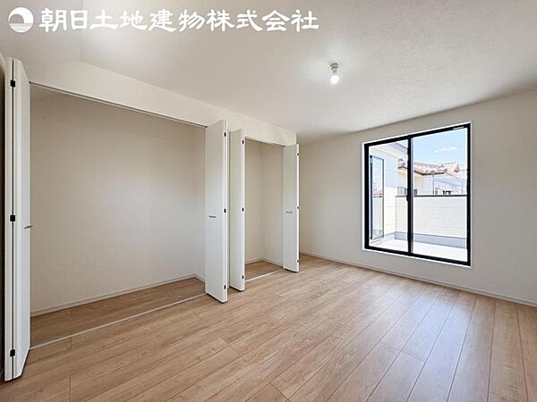 【洋室】道行く人の視線を気にせず暮らせる安心感。そして窓から見える空がさらなる解放感を演出します。