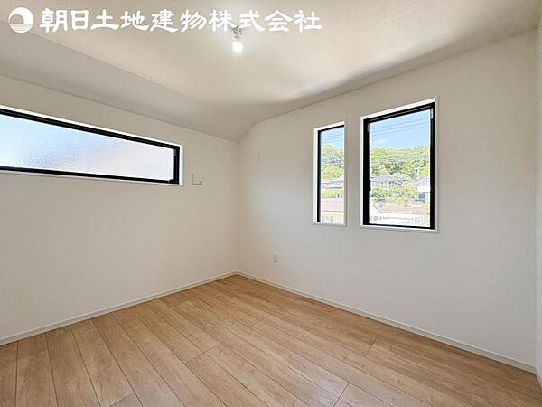 【洋室】2面より光を取り込み明るいお部屋となっております。