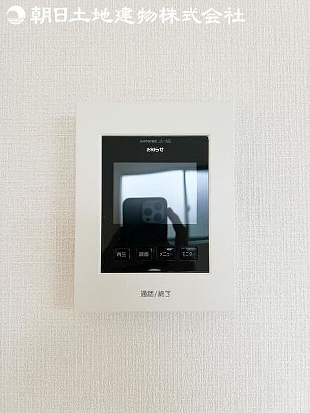 【モニター付きインターフォン】来訪者を映像で確認するシンプルな設備ながらセキュリティ効果はマル。