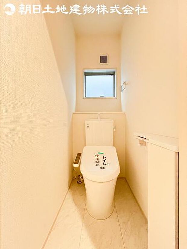 【トイレ】洗浄機能つきのお手洗いは2か所ございます。朝の忙しい時間や来客時に重宝します。