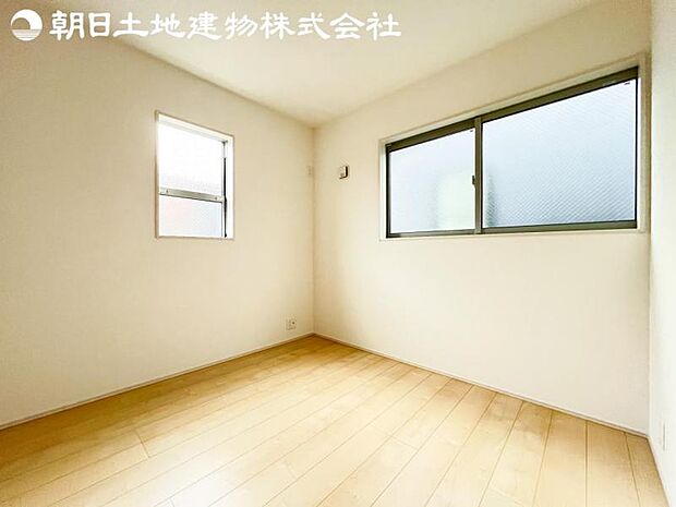 【洋室】2面より光を取り込み明るいお部屋となっております。