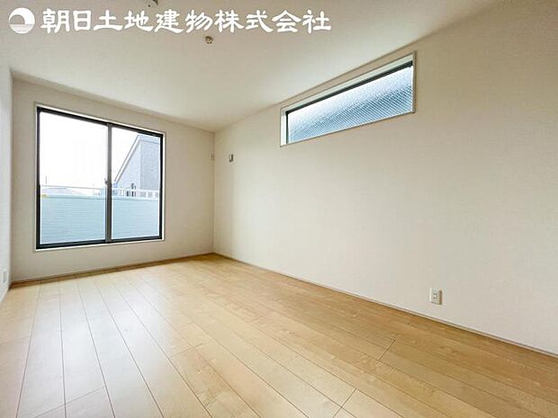 【洋室】開口部いっぱいから取り入れた柔らかな日差しとフローリングの色味が調和し快適空間を演出します。