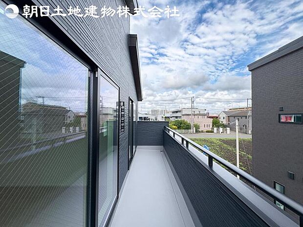 【バルコニー】日当りよく、心地良い風に吹かれてホッと一息ついてください。