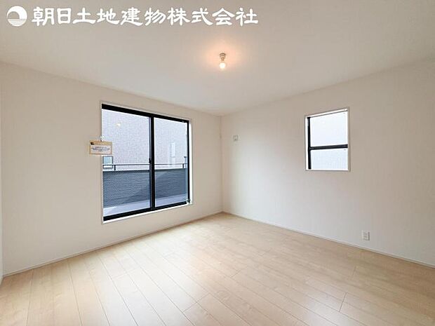 【洋室】道行く人の視線を気にせず暮らせる安心感。そして窓から見える空がさらなる解放感を演出します。