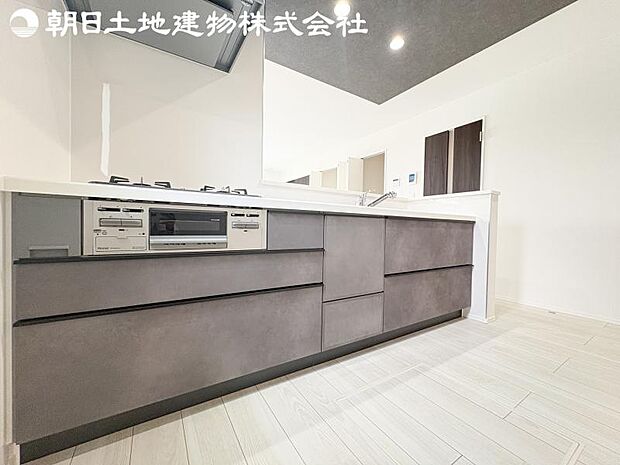 【キッチン】明るく開放感があるキッチンはリビングが見渡せる対面キッチンを採用。いつでもご家族を感じながらお料理できます。