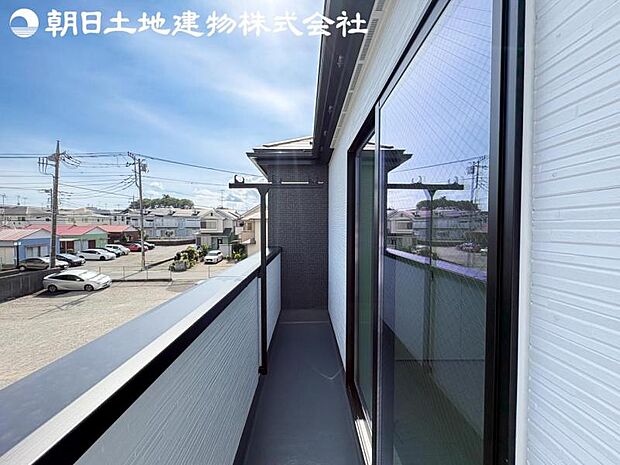 【バルコニー】日当りよく、心地良い風に吹かれてホッと一息ついてください。