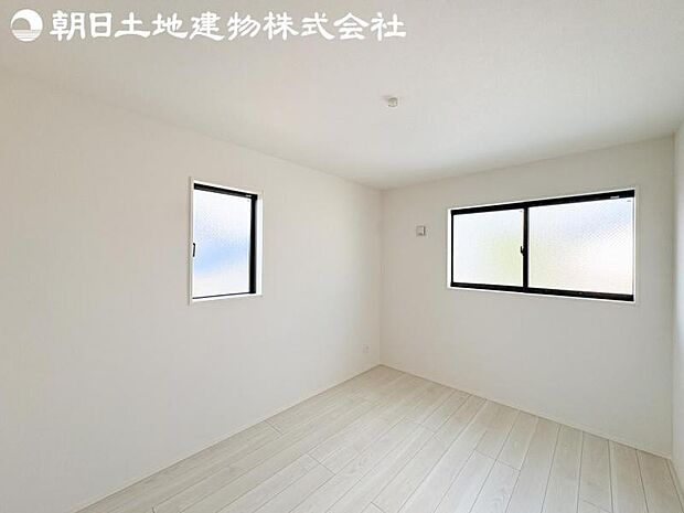 【洋室】2面より光を取り込み明るいお部屋となっております。