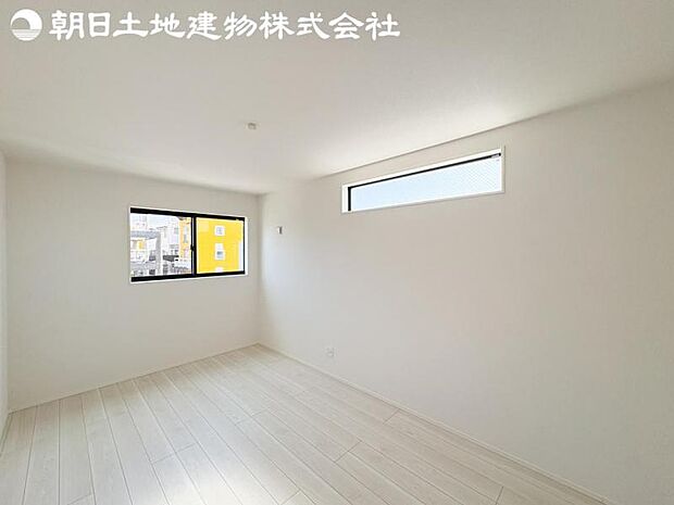 【洋室】道行く人の視線を気にせず暮らせる安心感。そして窓から見える空がさらなる解放感を演出します。