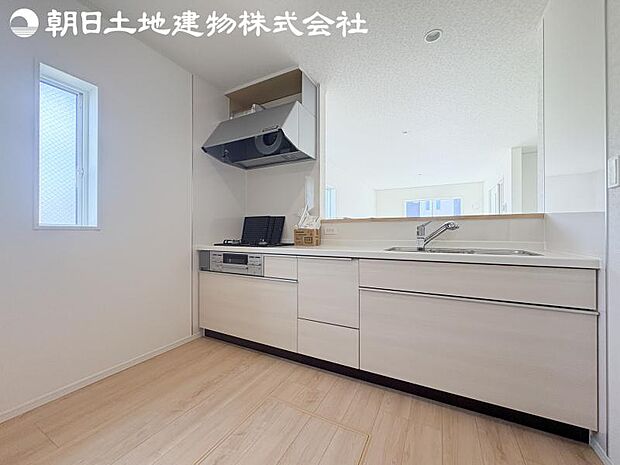【キッチン】明るく開放感があるキッチンはリビングが見渡せる対面キッチンを採用。いつでもご家族を感じながらお料理できます。