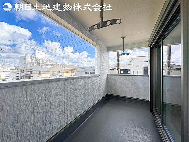 【バルコニー】人気のインナーバルコニーを採用しております。洗濯物が多いご家族でも安心ですね。