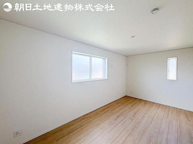 【洋室】2面より光を取り込み明るいお部屋となっております。